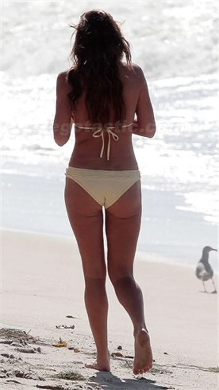 Rachel Uchitel'e bikini küçük geldi..