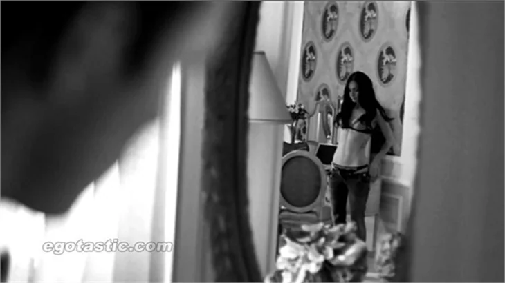 Megan Fox'un Armani reklam filminden görüntüler