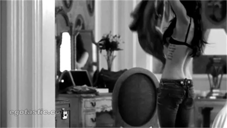 Megan Fox'un Armani reklam filminden görüntüler