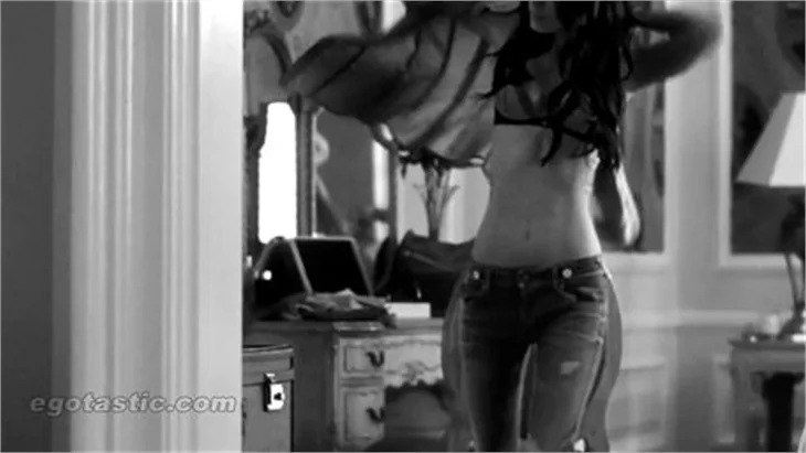 Megan Fox'un Armani reklam filminden görüntüler