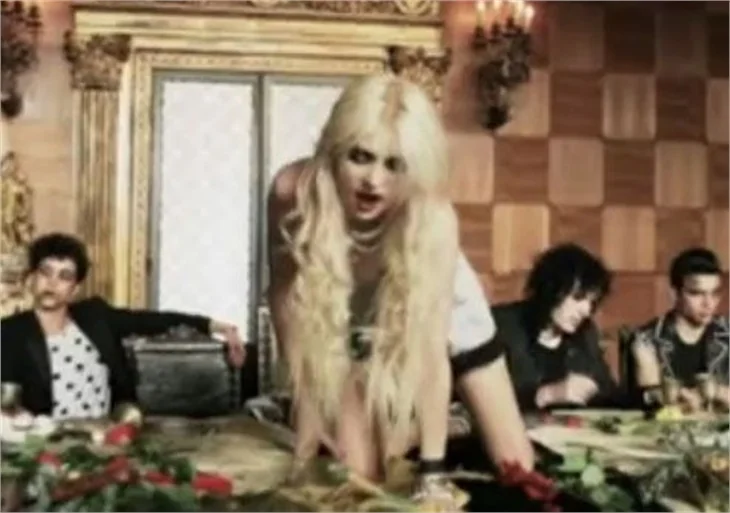 17'lik Taylor Momsen'in klibi çok tartışılacak!