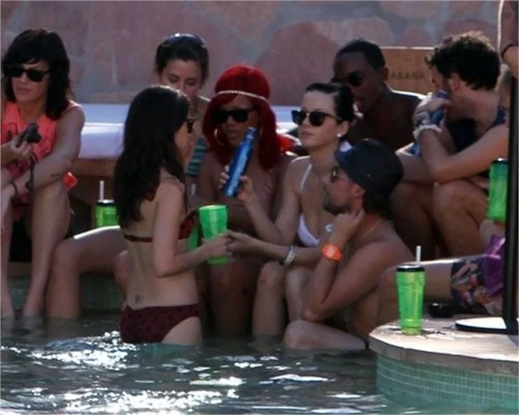 Rihanna ve Katy Perry'nin havuz keyfi..