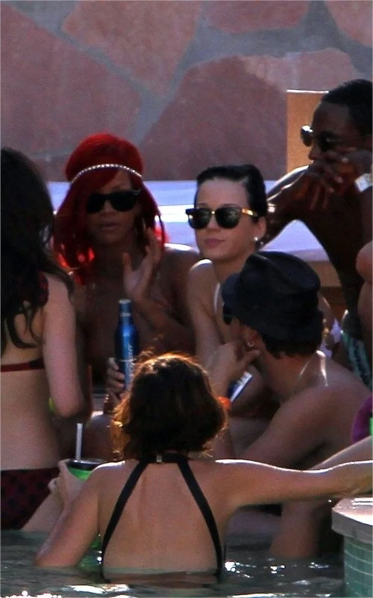 Rihanna ve Katy Perry'nin havuz keyfi..