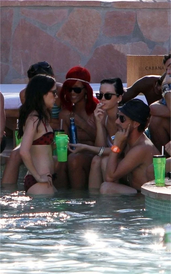 Rihanna ve Katy Perry'nin havuz keyfi..