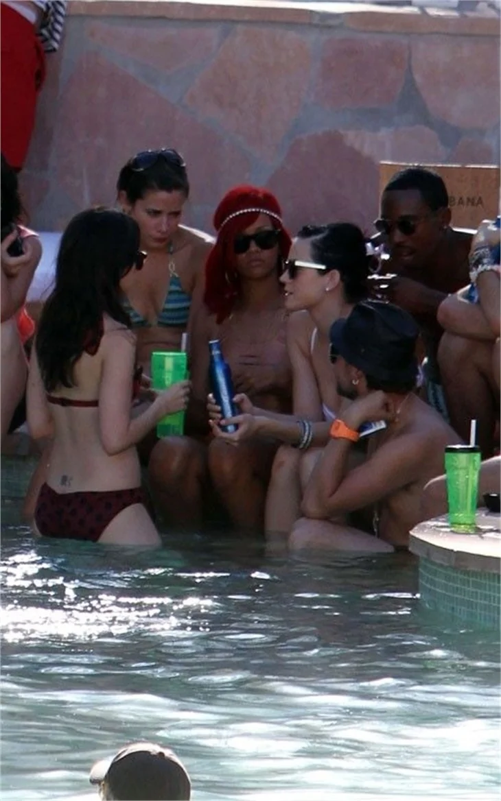 Rihanna ve Katy Perry'nin havuz keyfi..