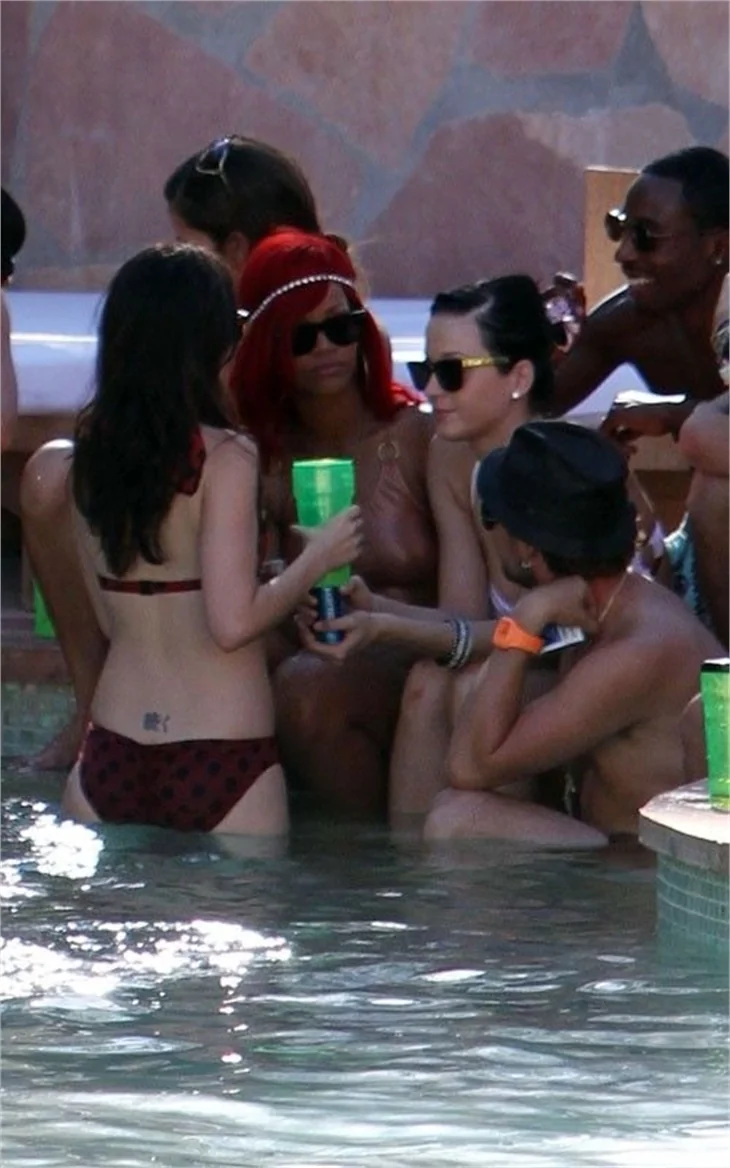 Rihanna ve Katy Perry'nin havuz keyfi..
