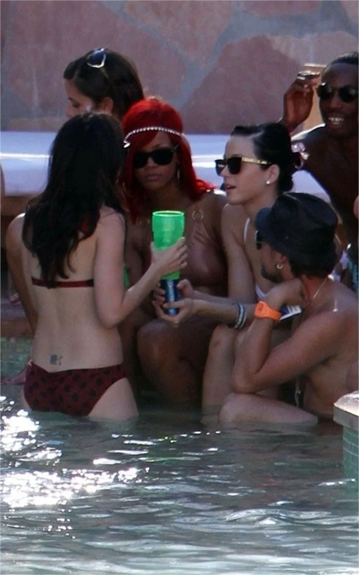 Rihanna ve Katy Perry'nin havuz keyfi..