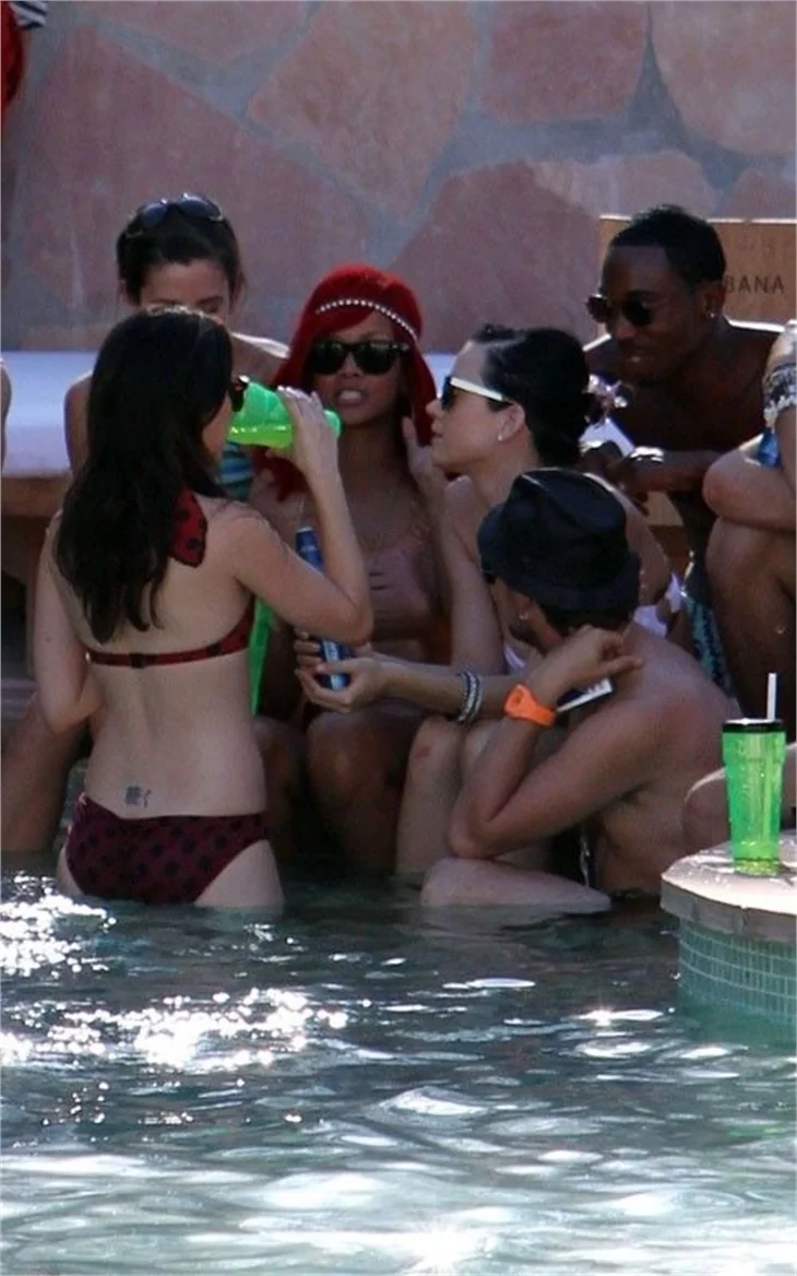 Rihanna ve Katy Perry'nin havuz keyfi..