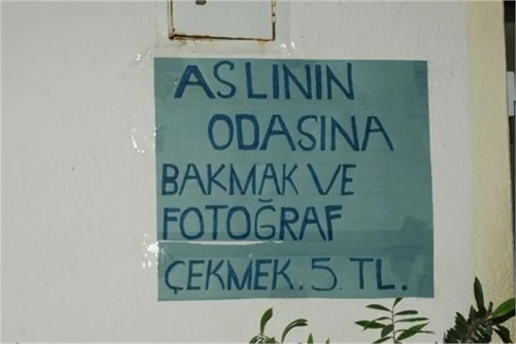 Aslı'nın yatak odasına girmek 5 TL.