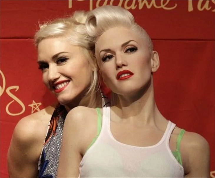Gwen Stefani balmumu heykeliyle poz verdi..
