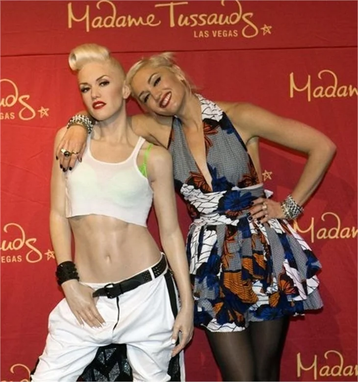 Gwen Stefani balmumu heykeliyle poz verdi..