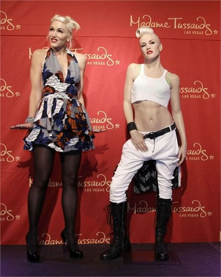 Gwen Stefani balmumu heykeliyle poz verdi..