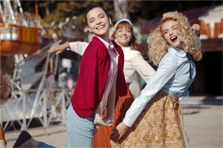 Küçük Sırlar, Grease ruhuna büründü...