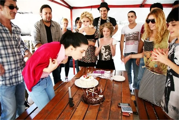 Küçük Sırlar, Grease ruhuna büründü...