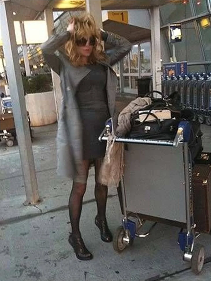 Courtney Love twitter'da soyundu..