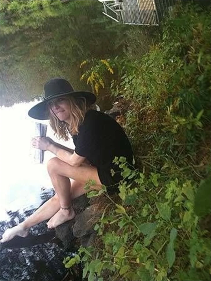 Courtney Love twitter'da soyundu..