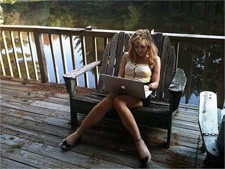 Courtney Love twitter'da soyundu..