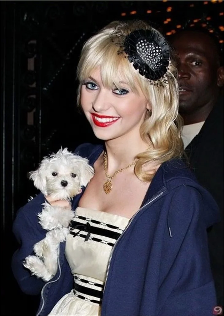 Taylor Momsen'in dikkat çekici pozları..