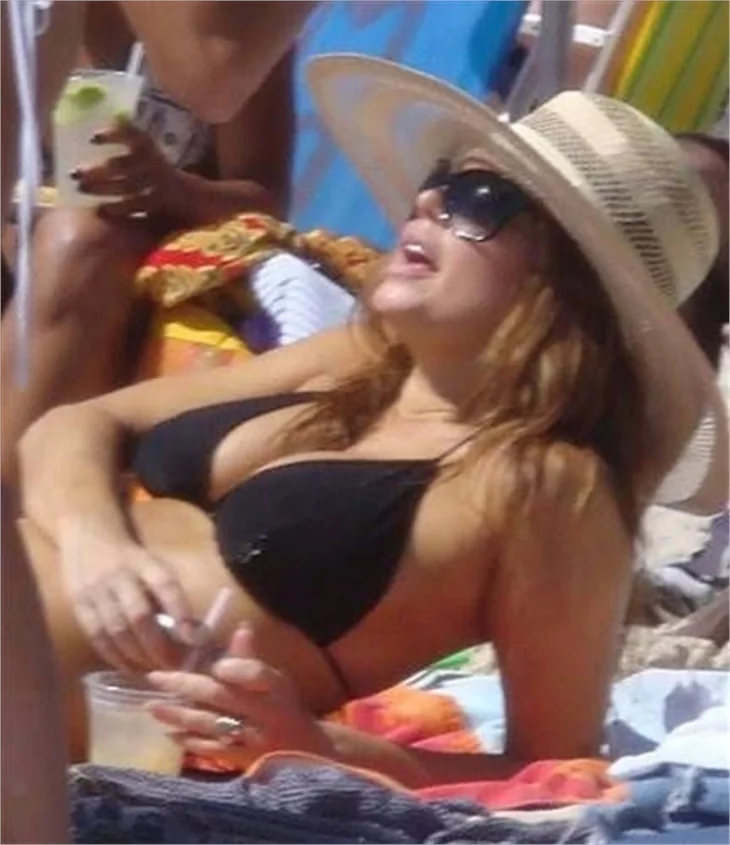 Fergie plajda şov yaptı...