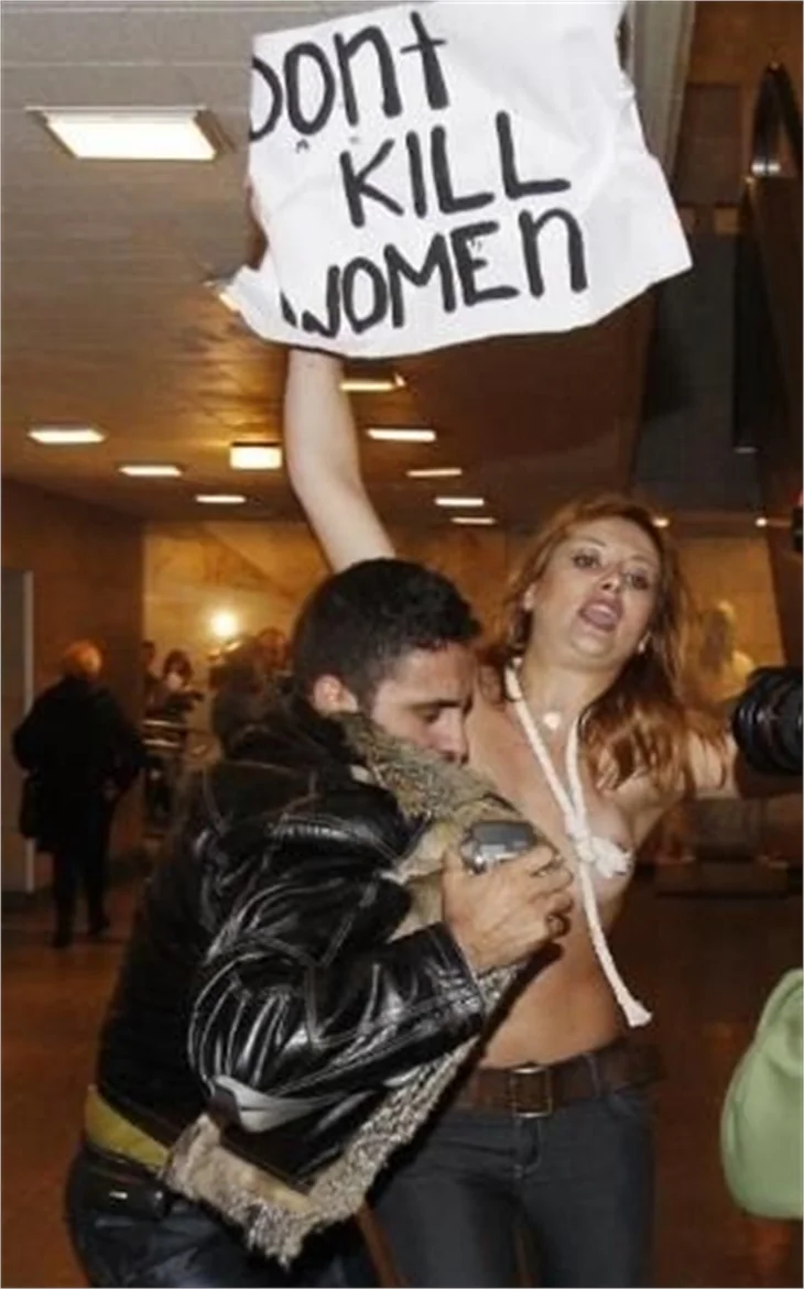 İranlıların toplantısına üstsüz baskın..