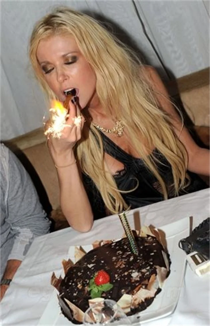 Tara Reid'den doğum günü frikiği!