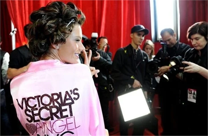 Victoria Secret meleklerini kuliste gördünüz mü?