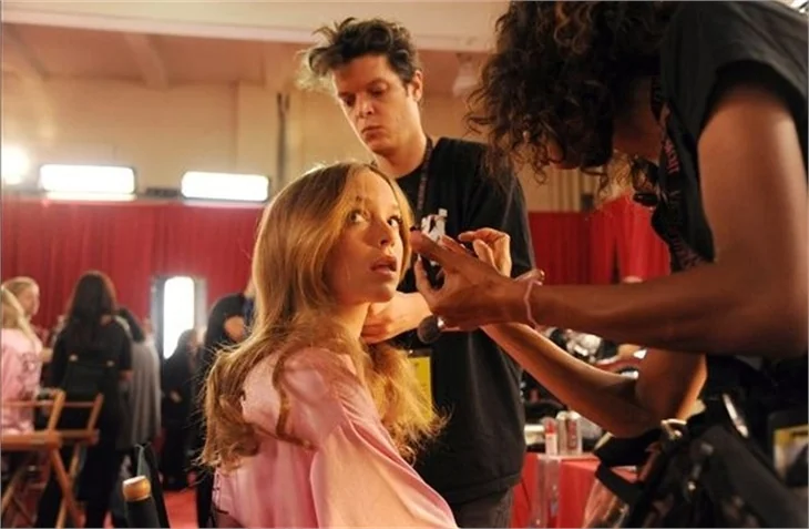 Victoria Secret meleklerini kuliste gördünüz mü?
