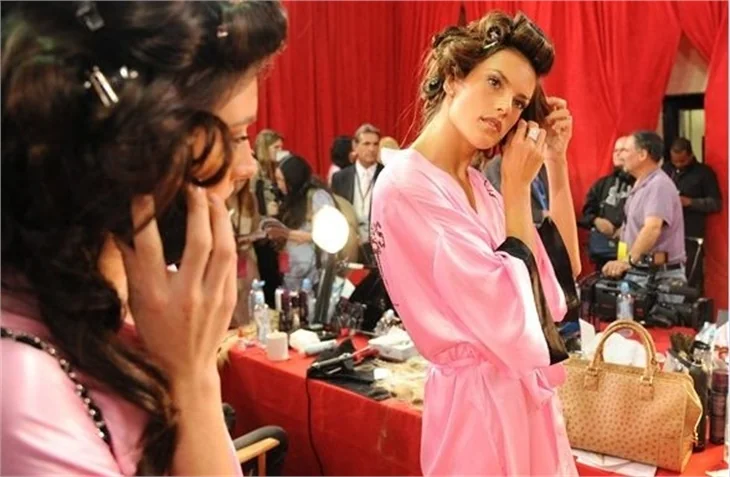 Victoria Secret meleklerini kuliste gördünüz mü?