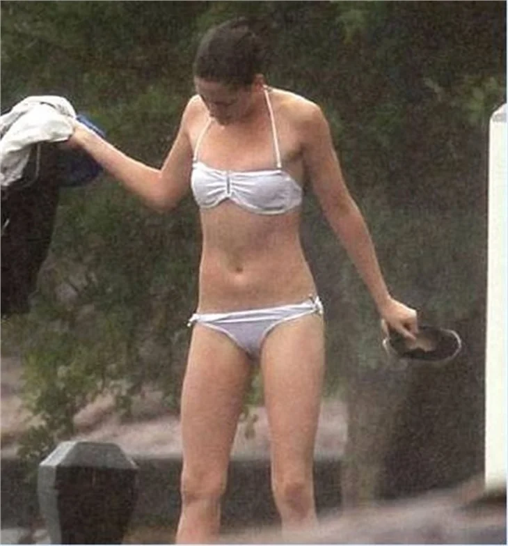 Alacakaranlık serisinin güzel yıldızı Kristen Stewart ilk kez bikiniyle yakalandı