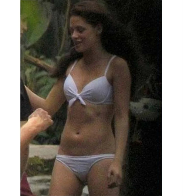 Alacakaranlık serisinin güzel yıldızı Kristen Stewart ilk kez bikiniyle yakalandı