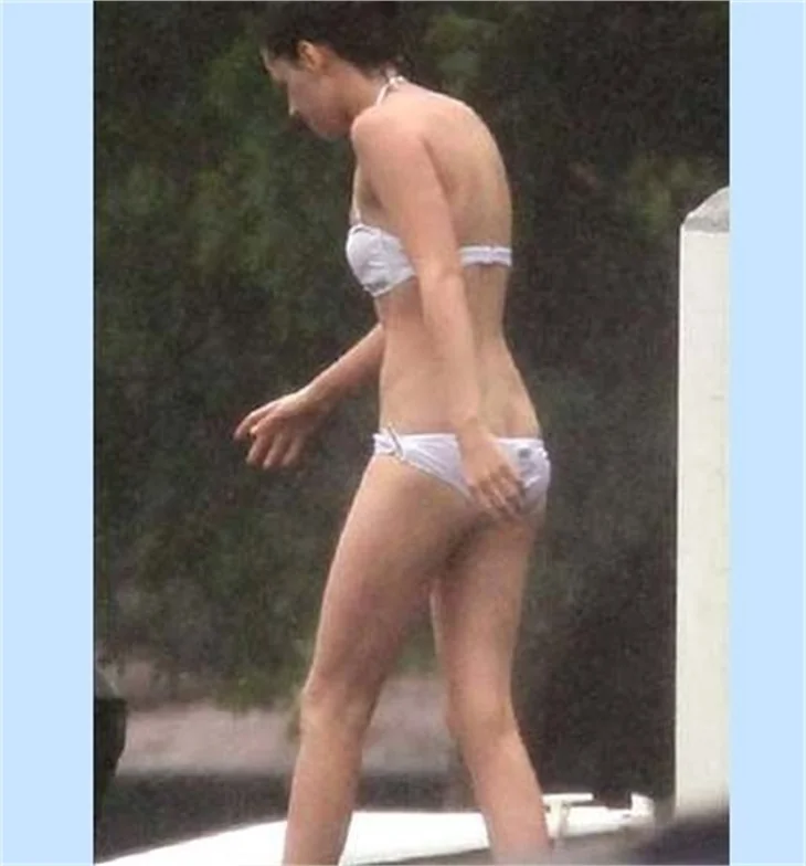 Alacakaranlık serisinin güzel yıldızı Kristen Stewart ilk kez bikiniyle yakalandı
