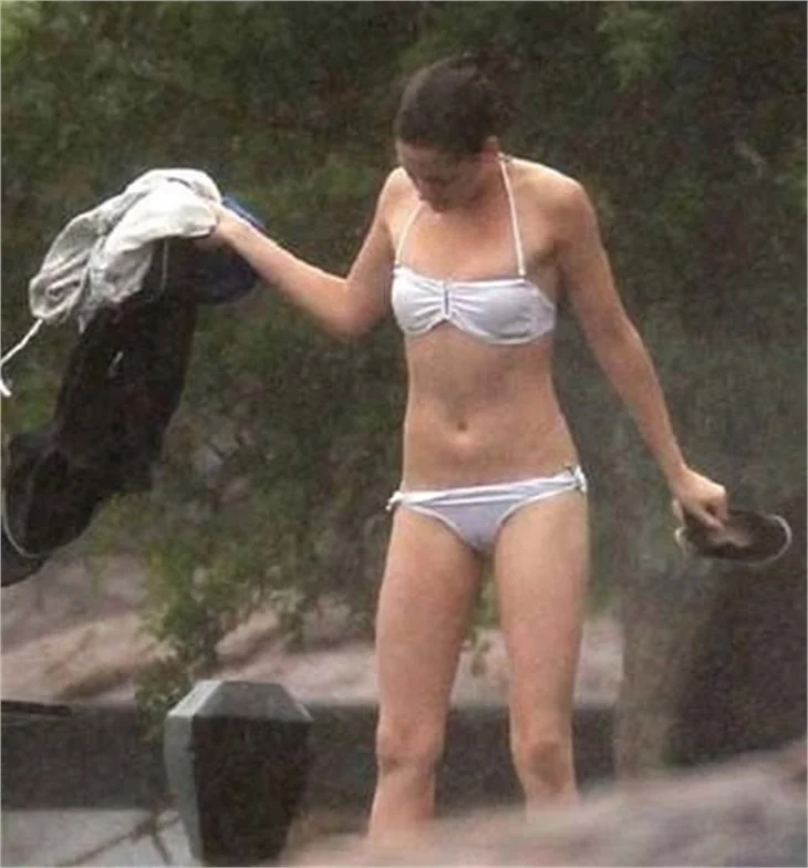 Alacakaranlık serisinin güzel yıldızı Kristen Stewart ilk kez bikiniyle yakalandı