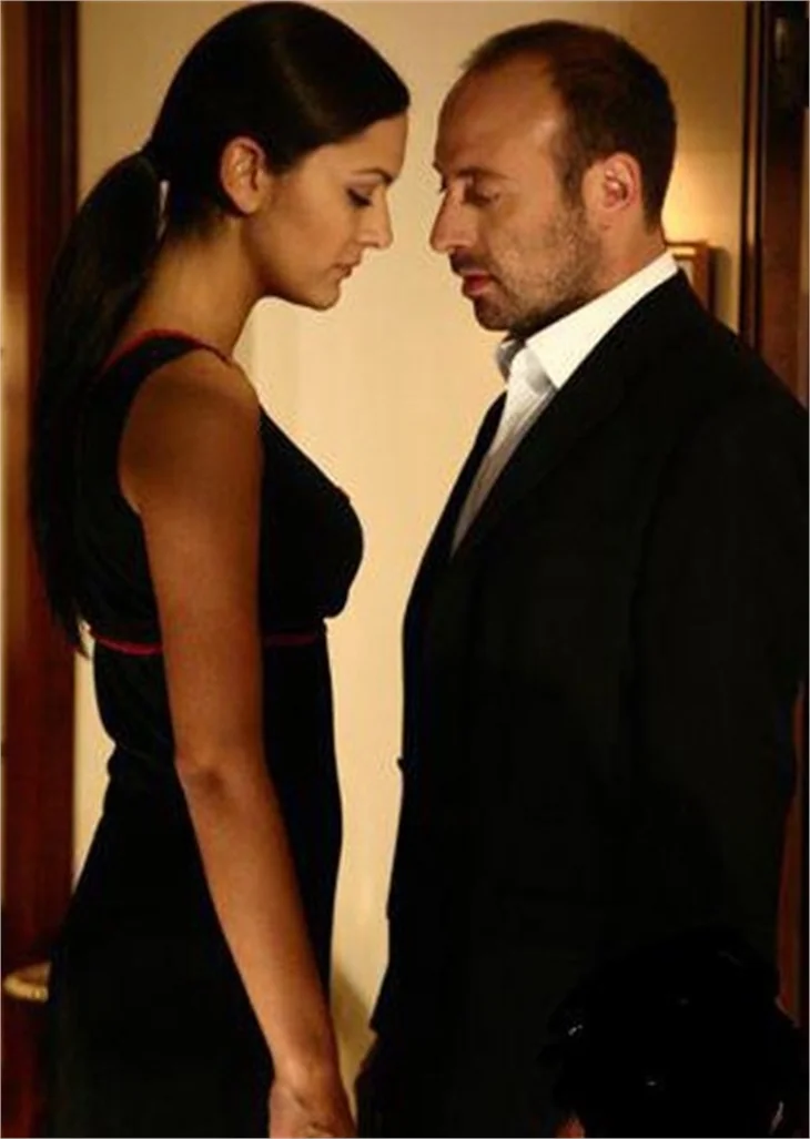 BERGÜZAR KOREL SEVİŞME SAHNELERİNDEN RAHATSIZ!