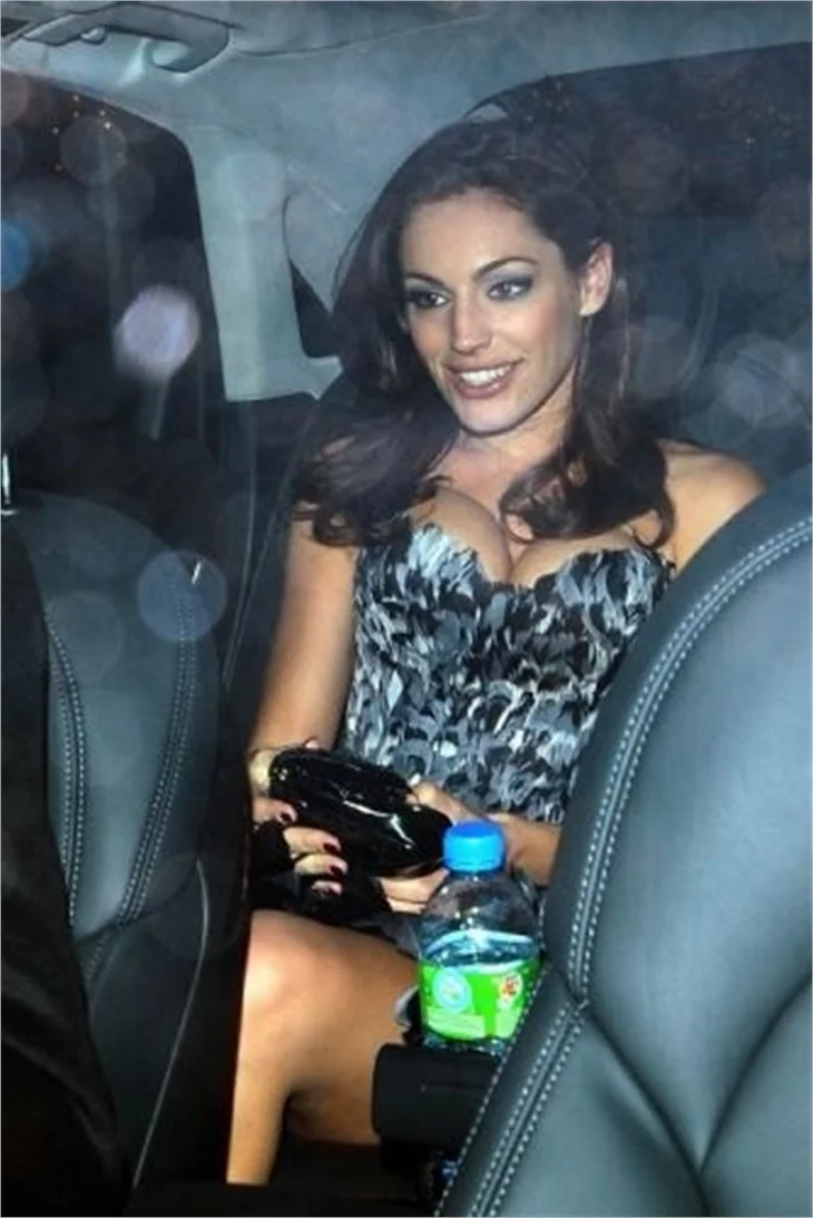 Kelly Brook dekolteyi abartırsa!