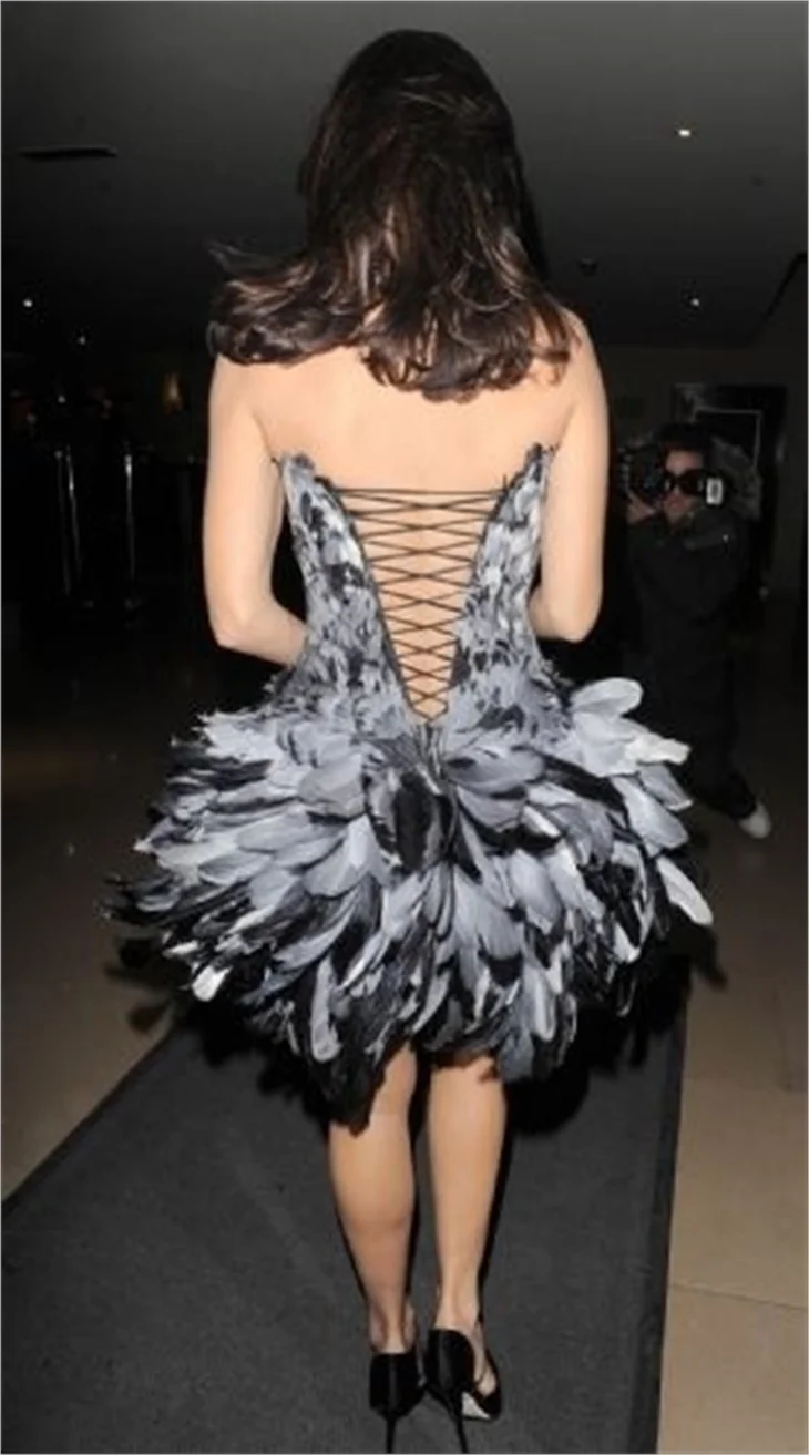 Kelly Brook dekolteyi abartırsa!