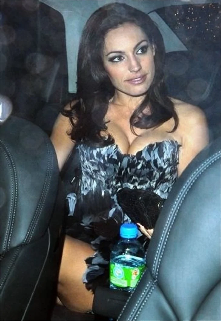 Kelly Brook dekolteyi abartırsa!
