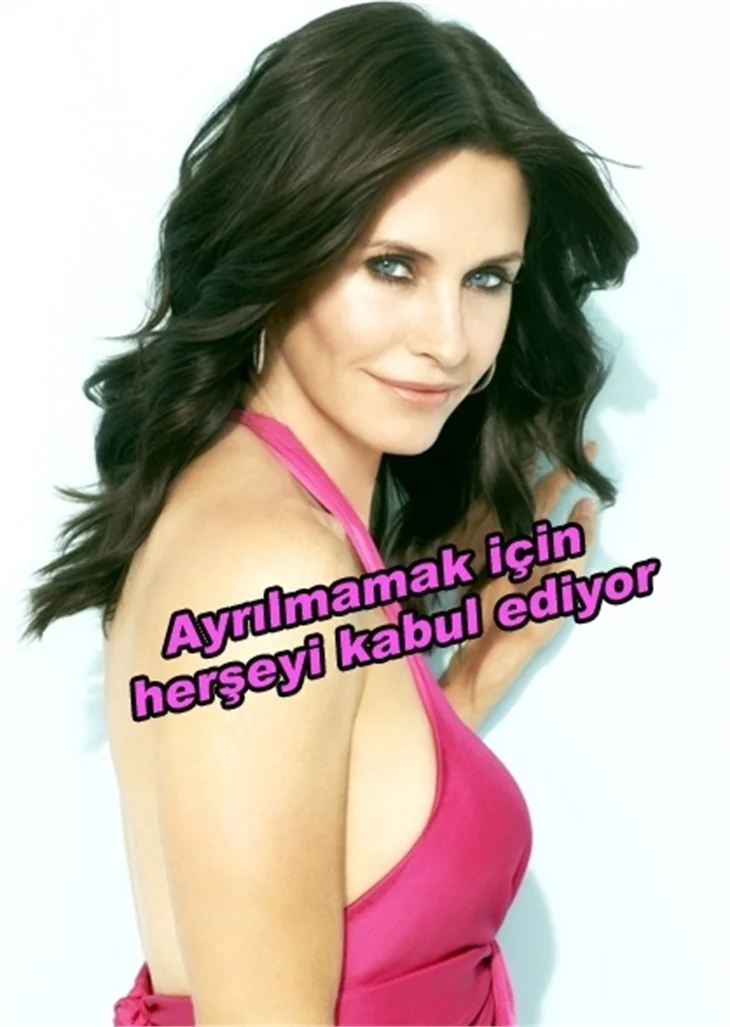 COURTNEY COX UMUDUNU KAYBETMİYOR
