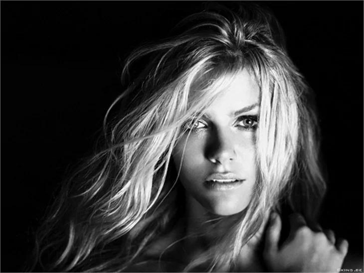 Brooklyn Decker'dan nefes kesen pozlar