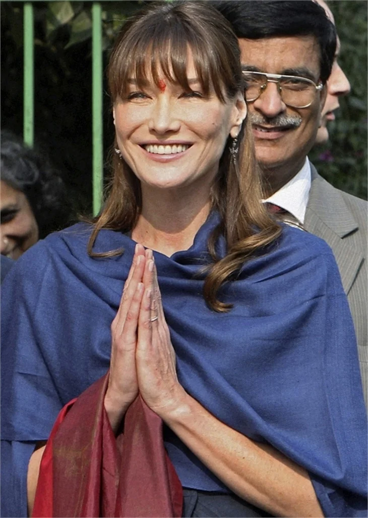 Carla Bruni, Tac Mahal'i ziyaret etti..