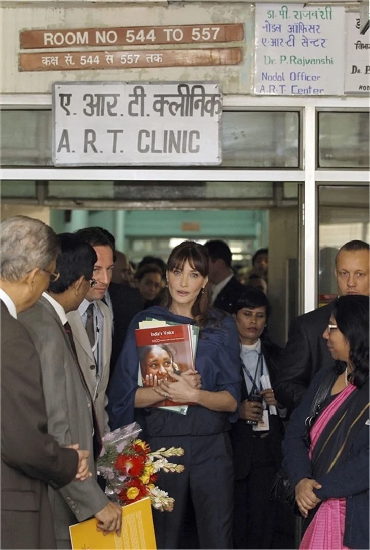 Carla Bruni, Tac Mahal'i ziyaret etti..