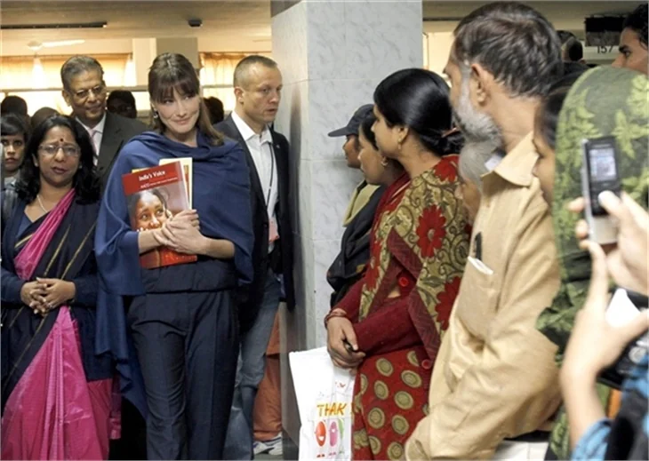 Carla Bruni, Tac Mahal'i ziyaret etti..