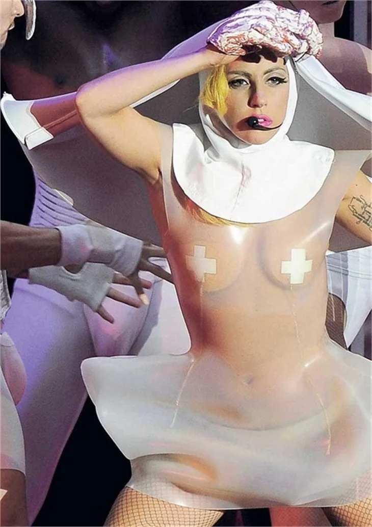 Lady Gaga'dan transparan sahne şovu