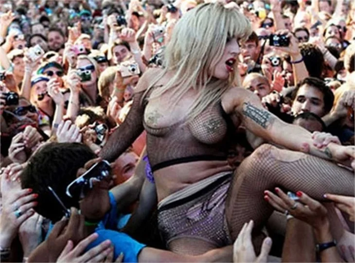Lady Gaga'dan transparan sahne şovu