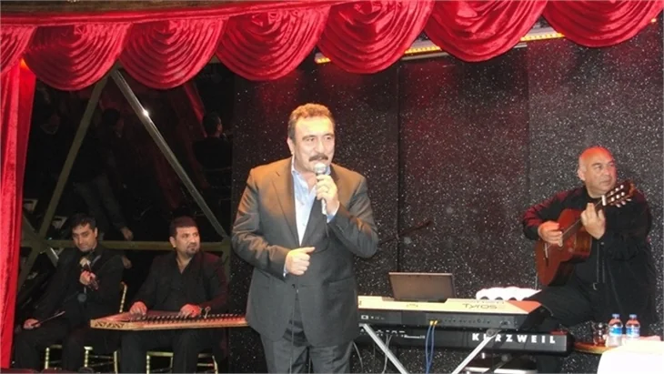 Nahide Palas'ta Ümit Besen sahne aldı..