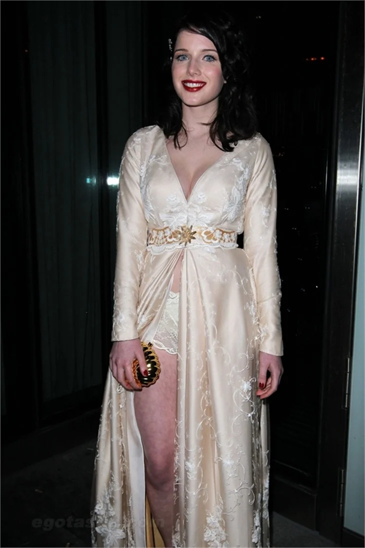 Helen Flanagan'den dantelli seksilik!