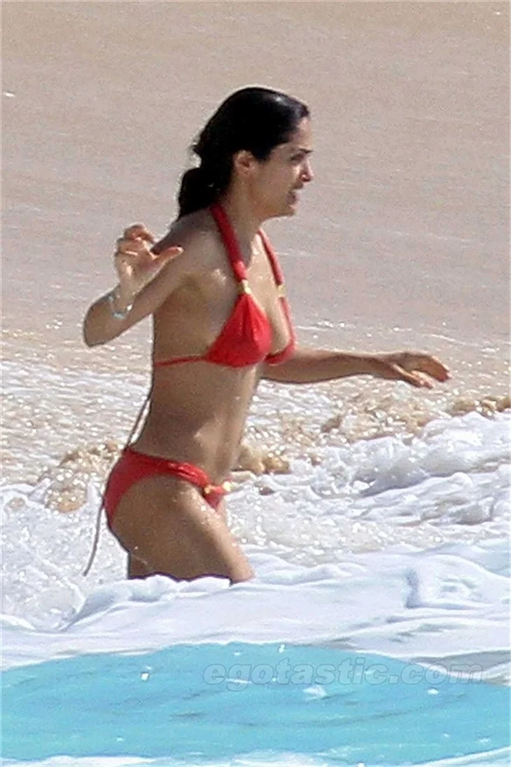 Salma Hayek'in seksi bikinili fotoğrafları!
