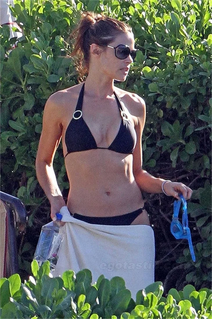 Seksi bomba Denise Richards bikinili!