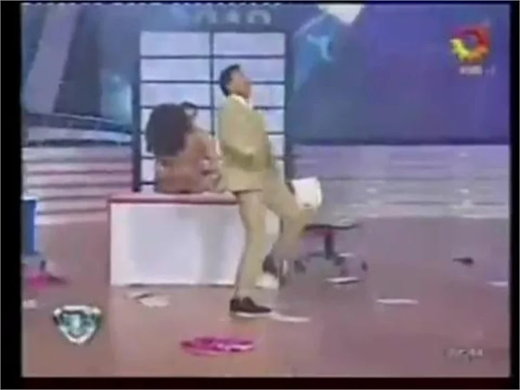Hareketlere dayanamayan sunucu olay çıkardı!