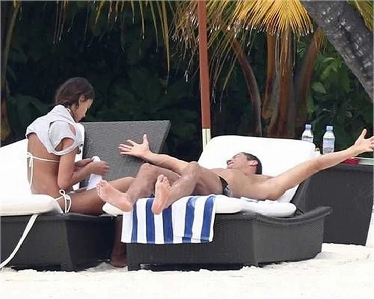Ronaldo, sevgilisiyle samimi pozlar sergiledi!