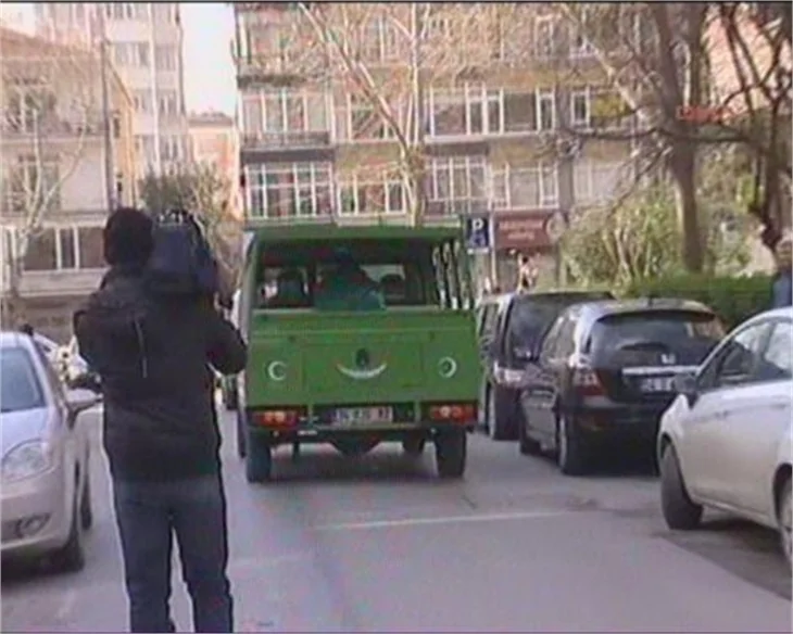 Defne Joy Foster'ın cenazesinin evinden çıkarıldığı an..